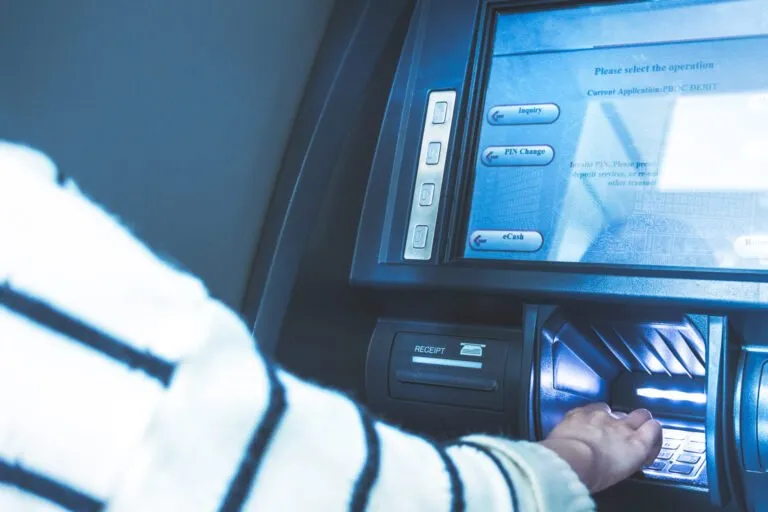 Operação em caixa eletrônico bancário