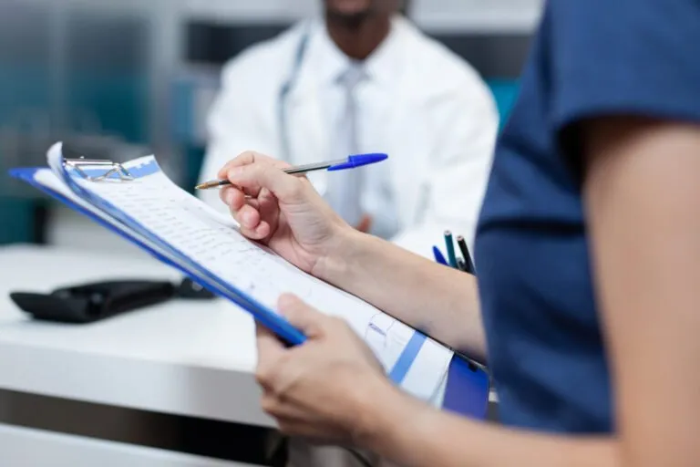 Profissional de saúde preenchendo documento médico