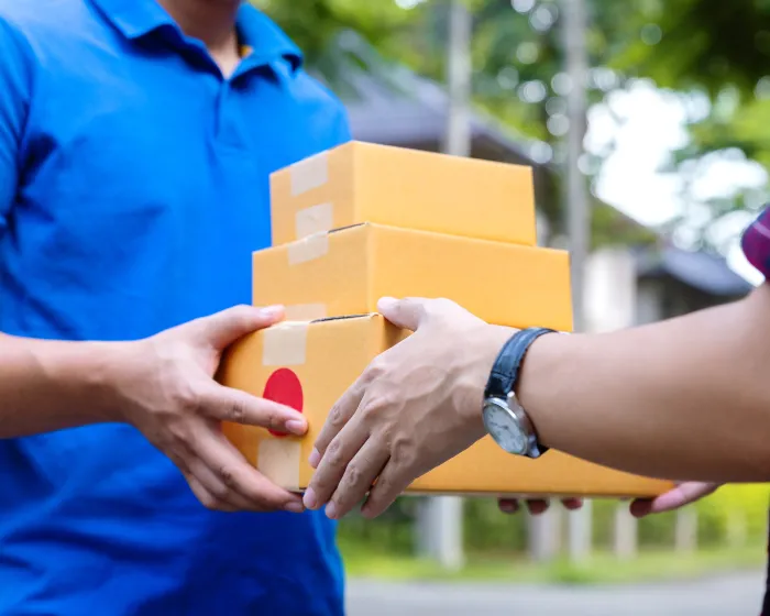 Entregador entregando caixas ao cliente